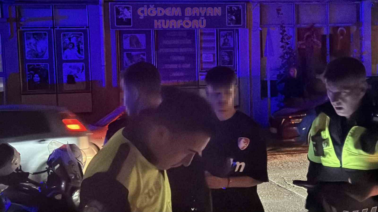 Eskişehir'de Polisten Kaçan Çocuk Sürücü Kaza Yaptı