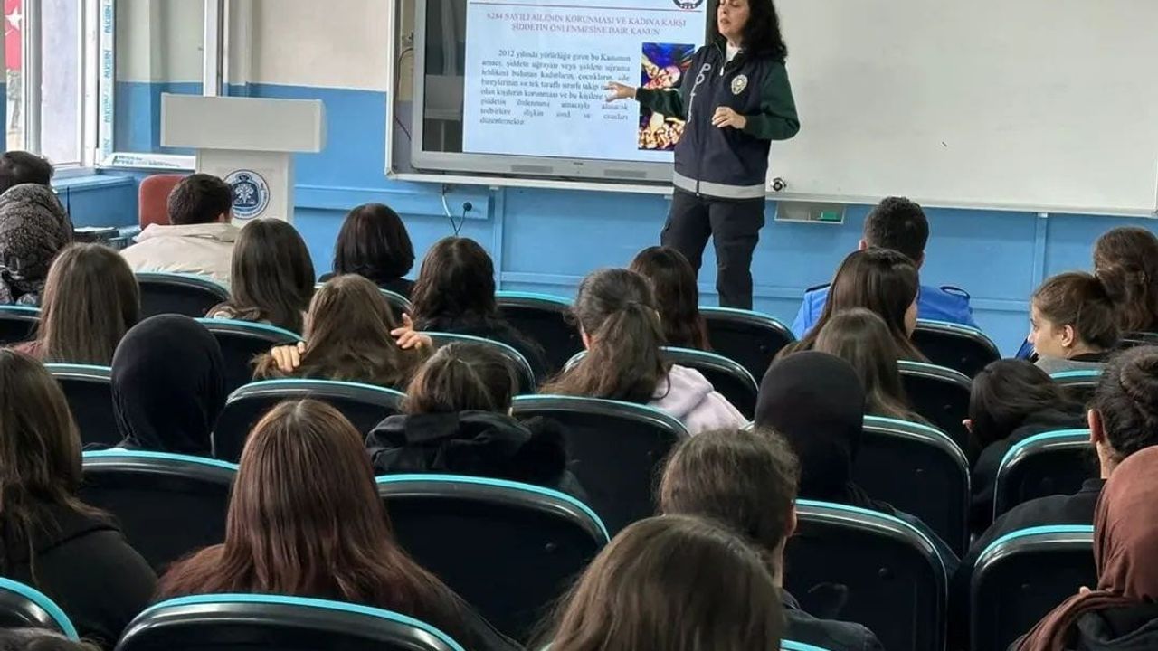 Polis, Sandıklı’da Öğrencilere KADES ve UYUMA Uygulamalarını Anlattı