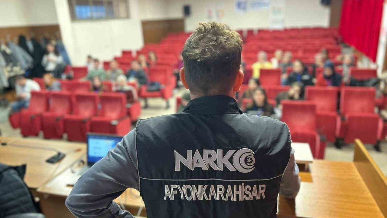 Polisten Üniversite Öğrencilerine Uyuşturucu Eğitimi