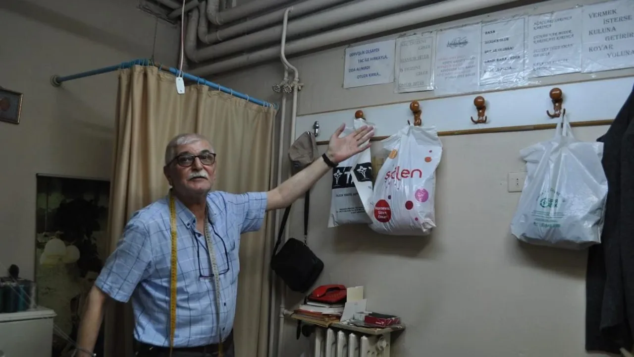 Eskişehir'de Esnaf Duyduğu Manalı Sözlerle Dükkânını Süsledi