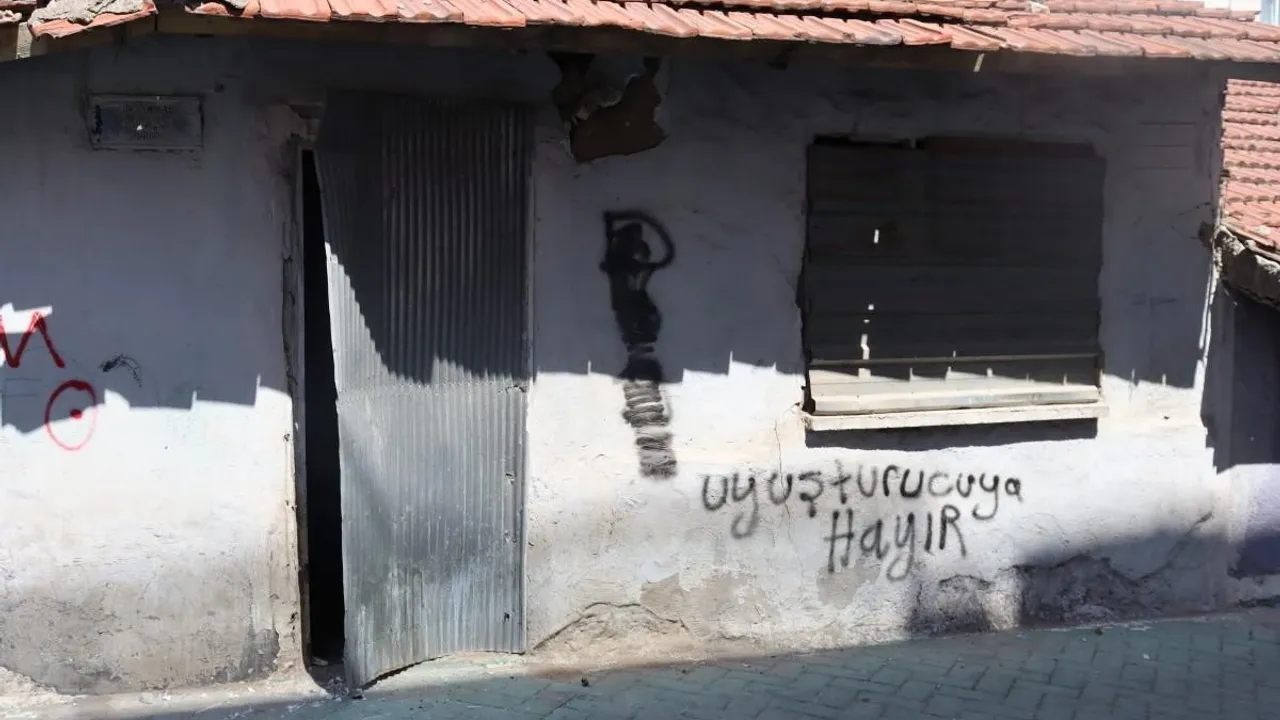 Eskişehir’deki Virane Ev Vatandaşları Endişelendiriyor!