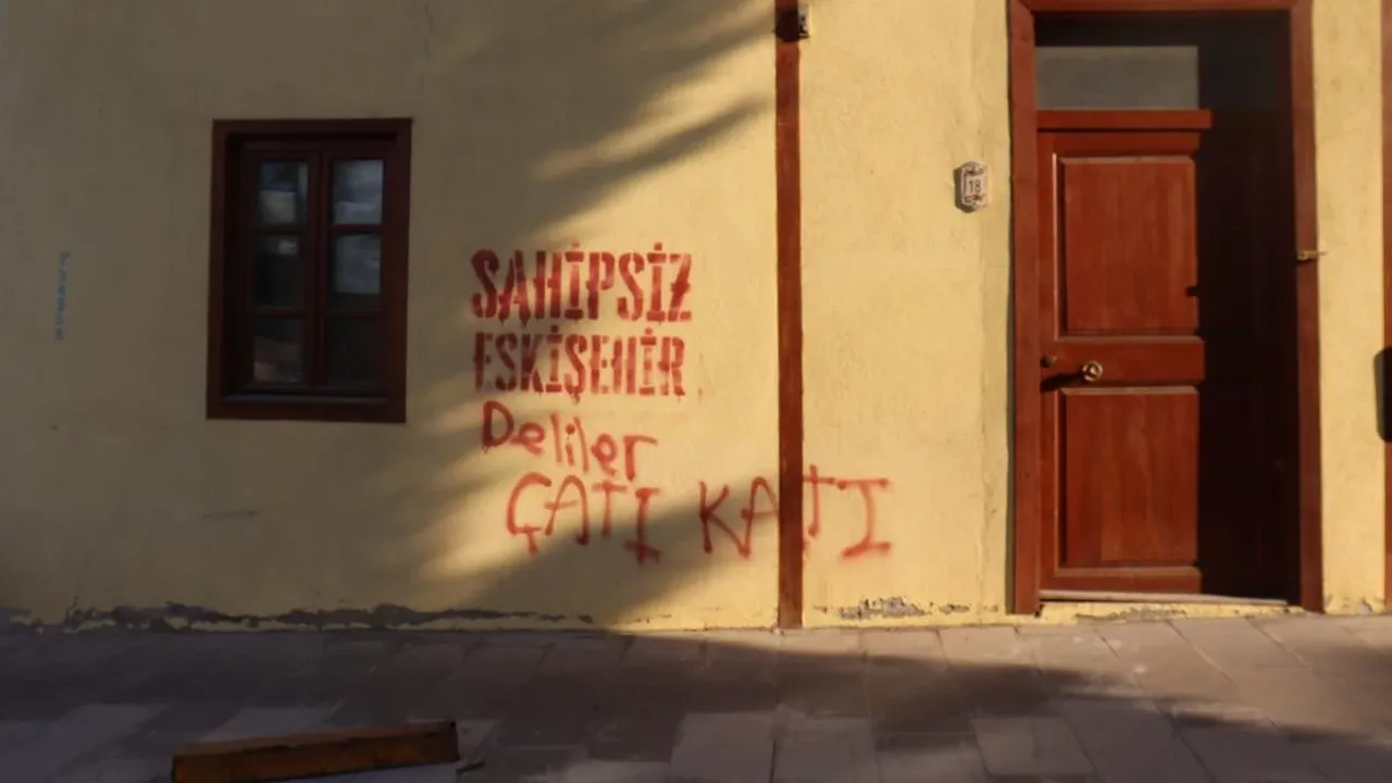 Eskişehir'de Her Gün Artan'Sahipsiz Eskişehir' Yazıları