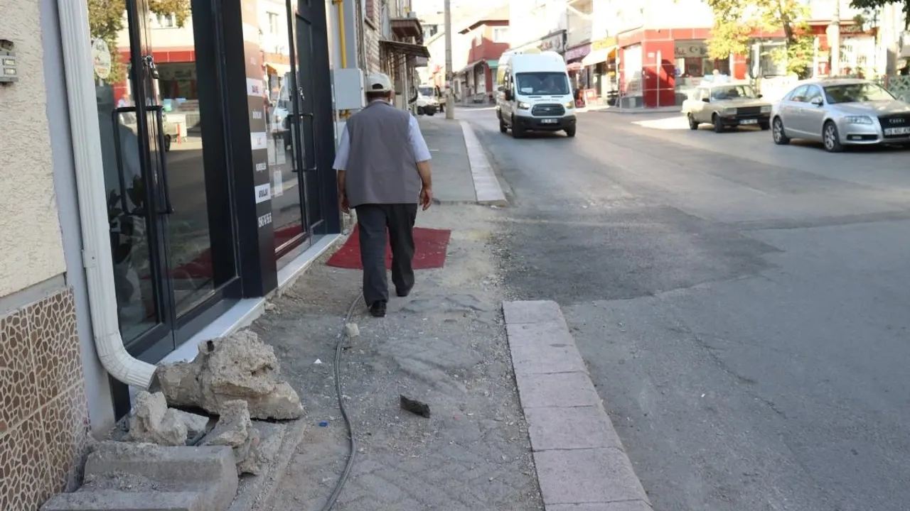 Eskişehir'deki Bozuk Kaldırımların Onarılması İsteniyor