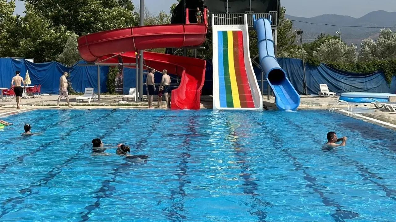 Eskişehir'de Sıcaktan Bunalanların Havuz Keyfi
