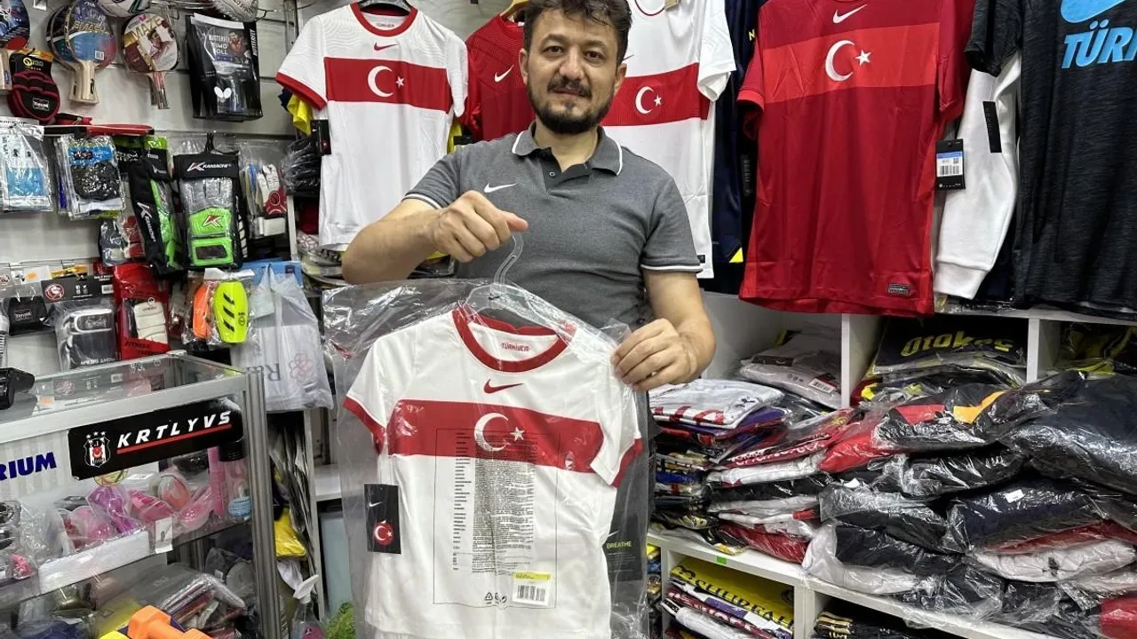 Eskişehir'de Maça Bileti Olan Forma Almaya Koşuyor