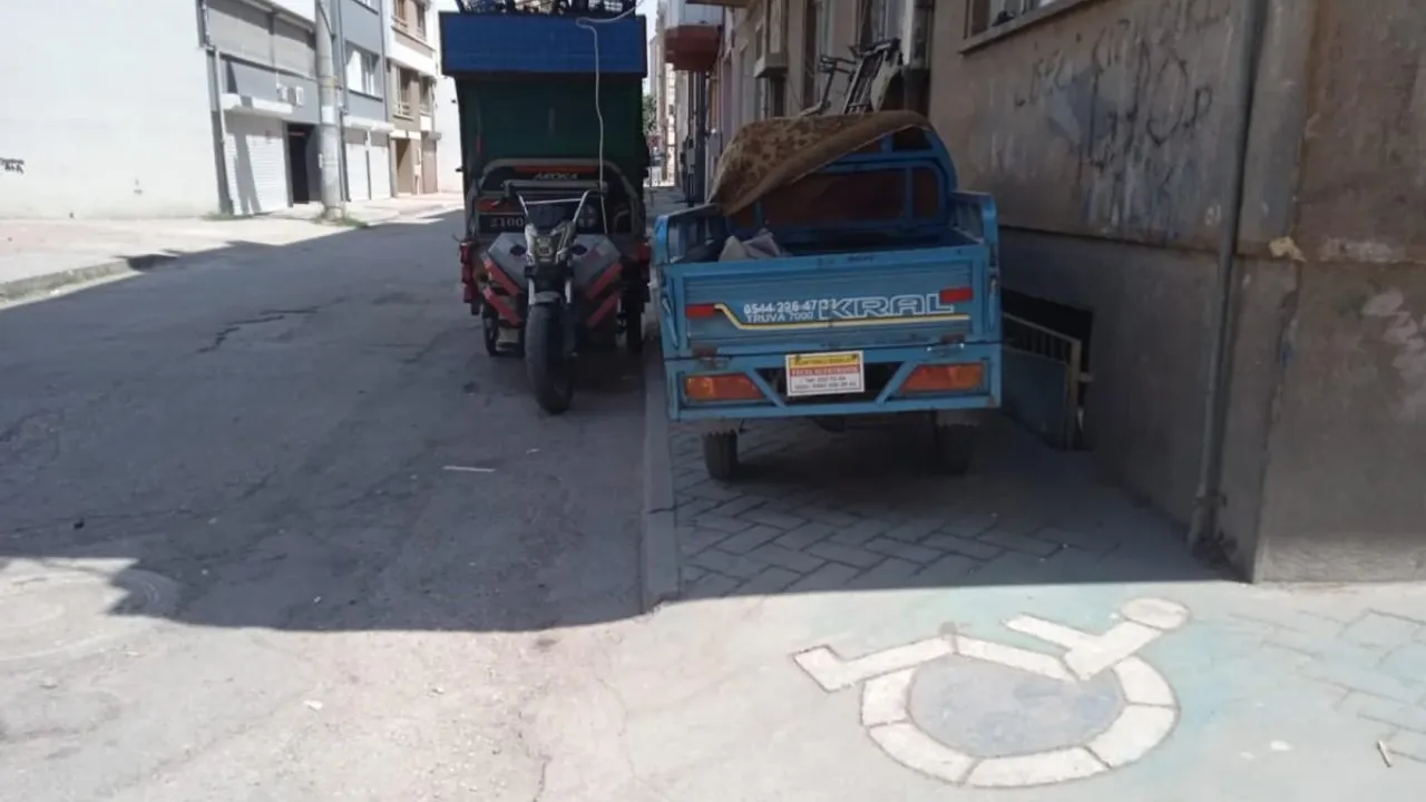 Eskişehir'de Engelli Rampasını Kapatanlar Tepki Çekti
