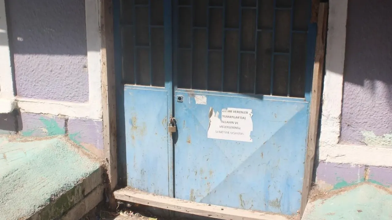 Eskişehir’de Terk Edilmiş Evin Kapısındaki Şaşırtan Yazı!
