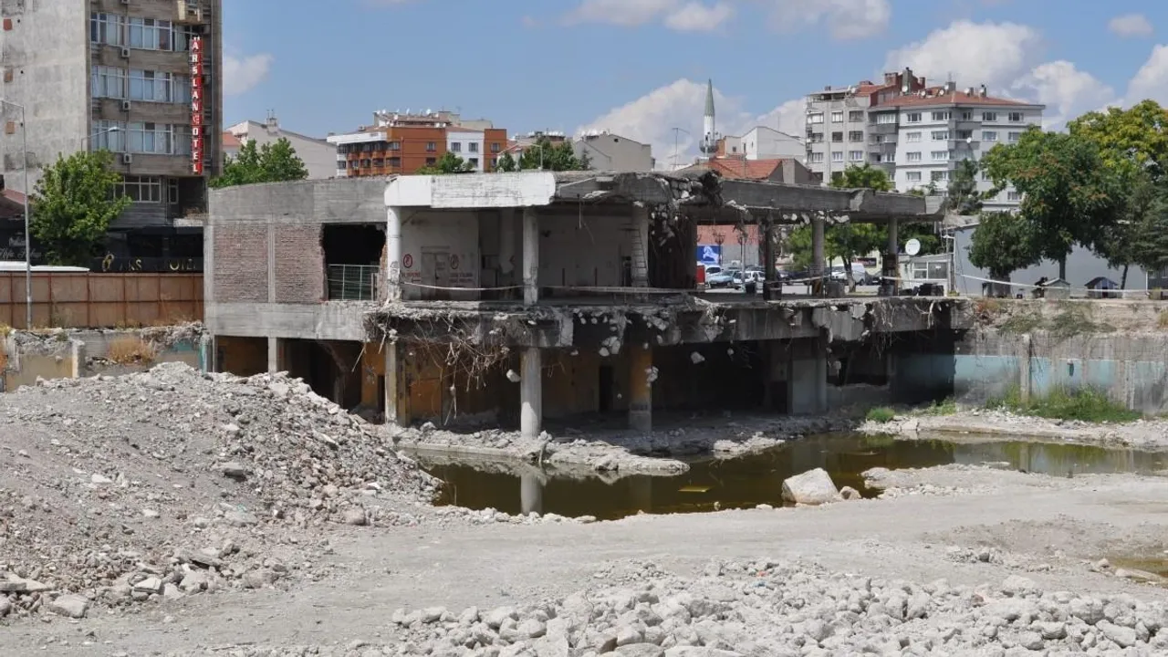 Eskişehir'de O Bina Yıllardır Yıkılmayı Bekliyor!