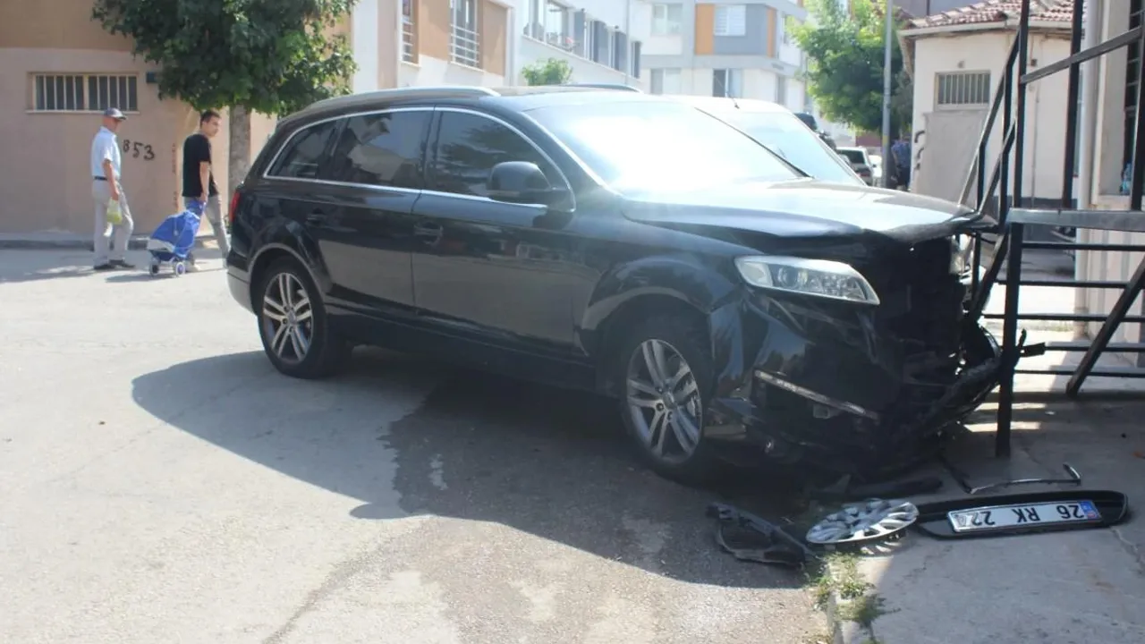 Eskişehir’de İki Aracın Çarpışması ile Büyük Hasar Oluştu