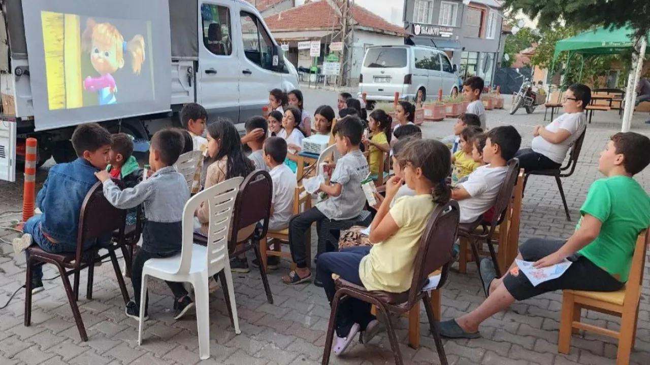 Gezici Kütüphane Eskişehir'de Bin Çocukla Buluştu