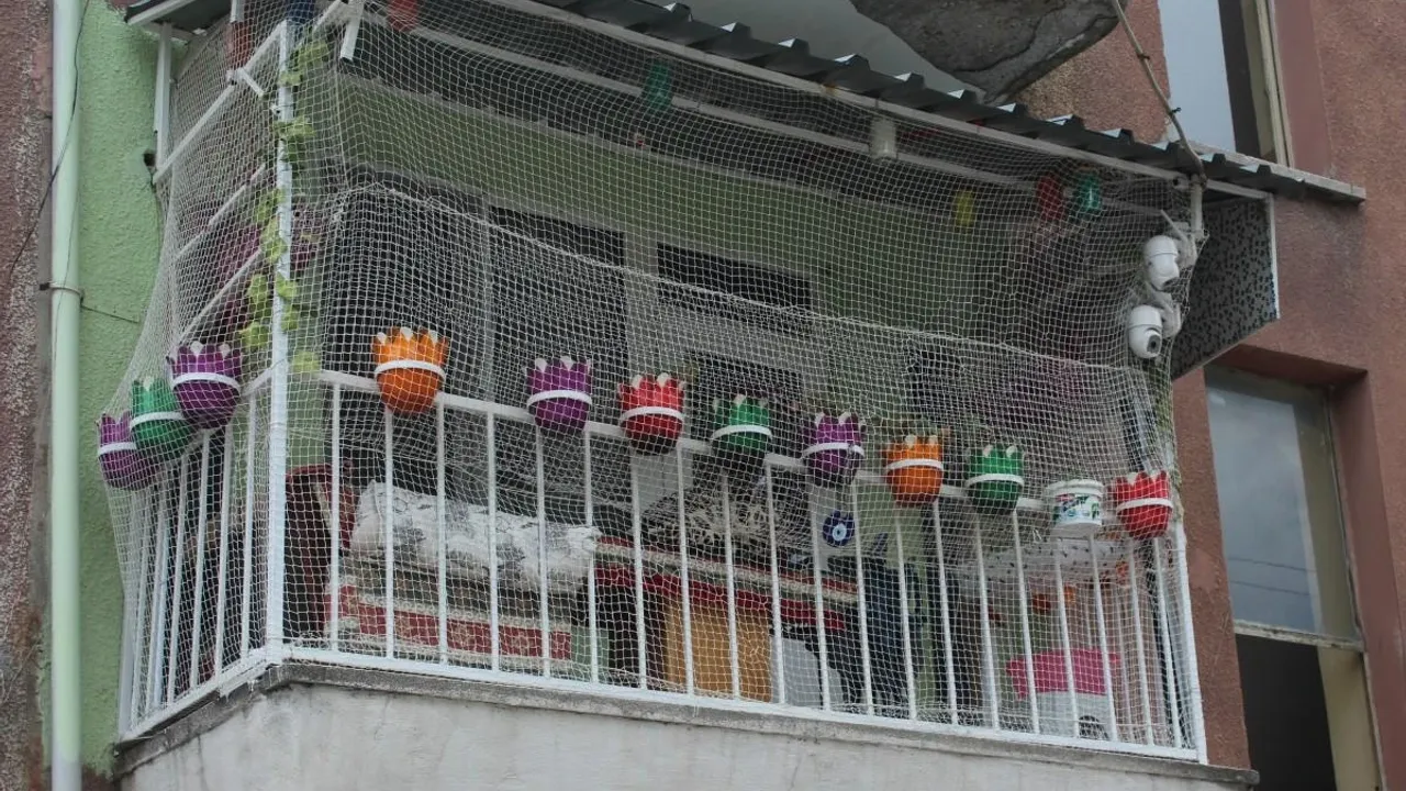 Eskişehir’de İlginç Balkon Sokağın İlgi Odağı Oldu