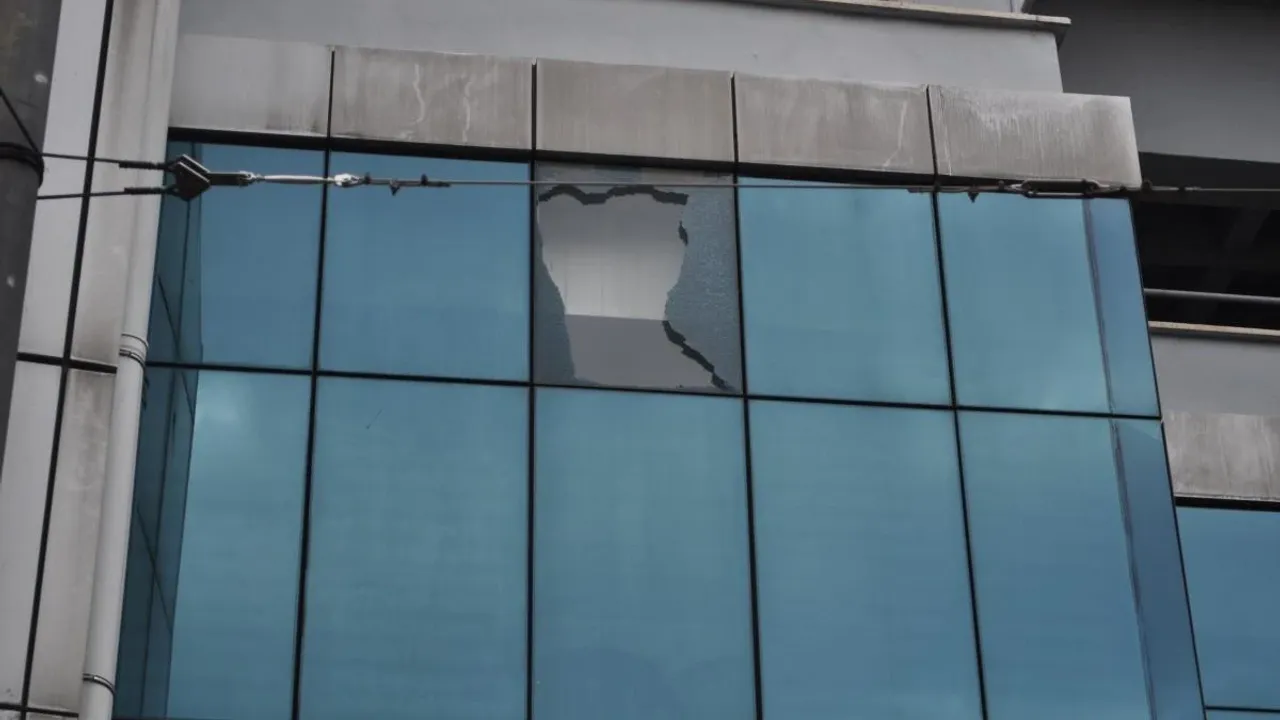 Eskişehir'de Patlayan Cam Vatandaşların Üzerine Düştü!