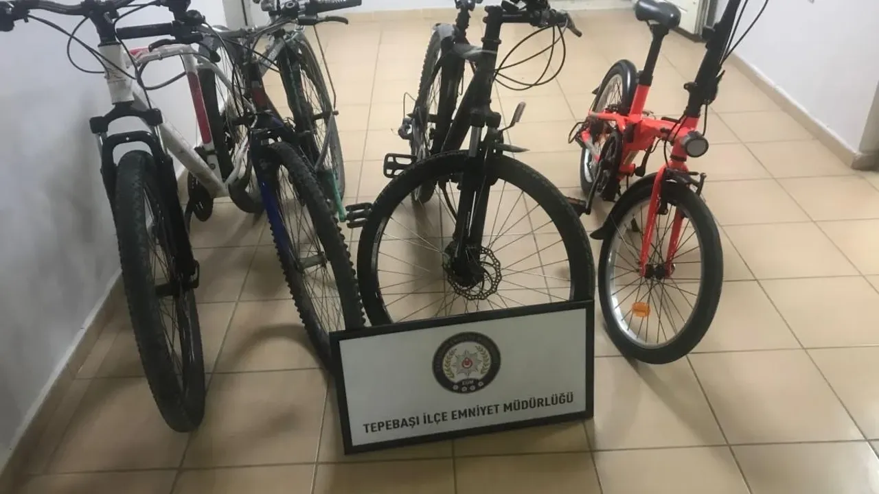 Eskişehir'de Polis Ekipleri 5 Çalıntı Bisiklet Ele Geçirdi