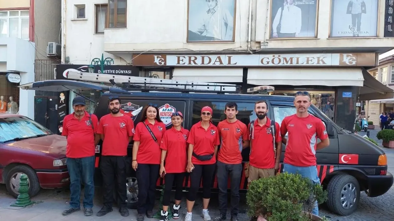 Eskişehir'de DAK Apartman Boşluğuna Düşen Kediyi Kurtardı