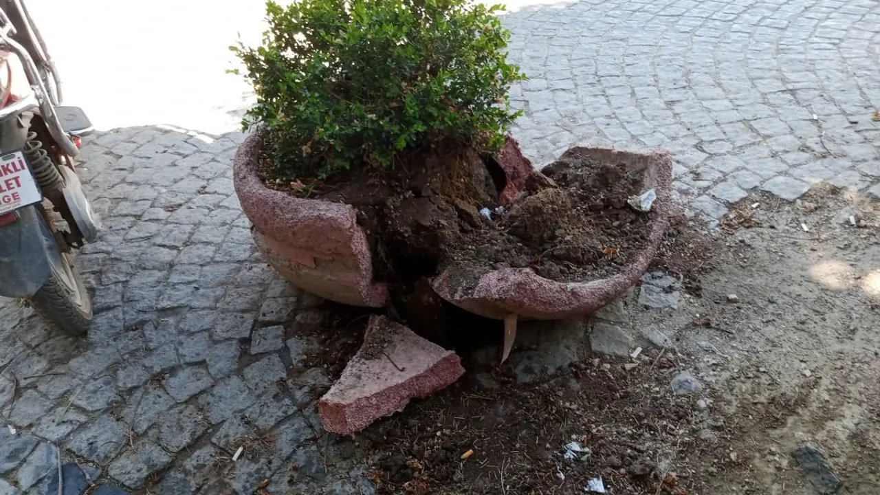 Eskişehir’de İddiaya Göre Bir Sürücü Beton Saksıyı Kırdı