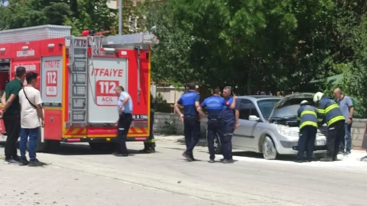 Eskişehir'de Motorundan Alev Alan Otomobil Hasar Aldı