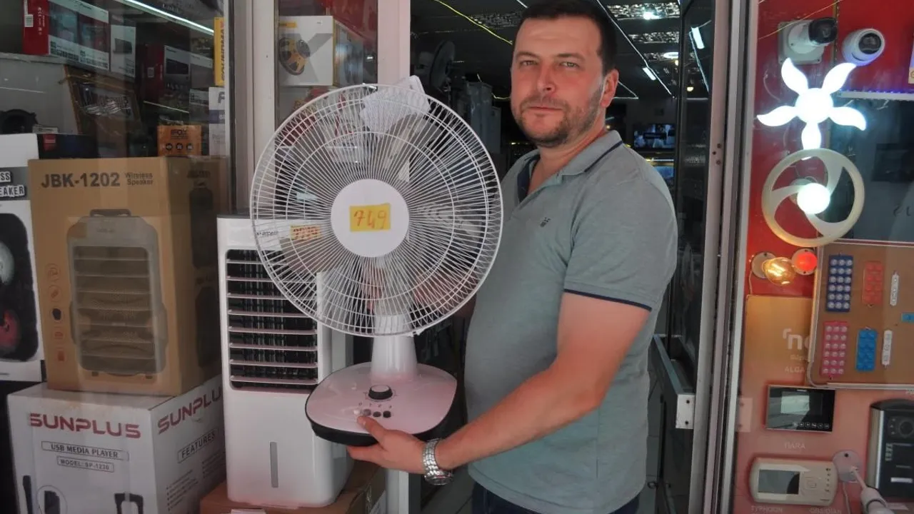 Eskişehir'de Sıcak Hava Vatandaşları Vantilatöre Yöneltti