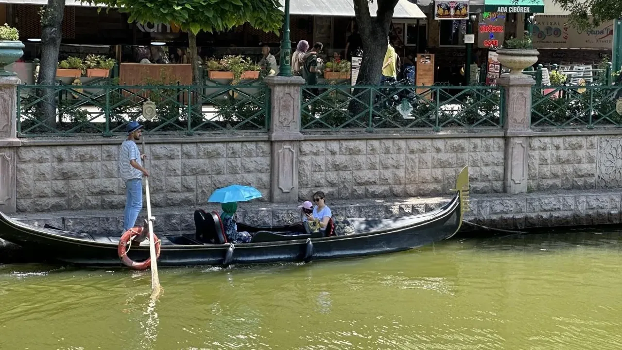 Eskişehir'de Sıcaklarda Gondol Turu Yaparken Şemsiye Açtı