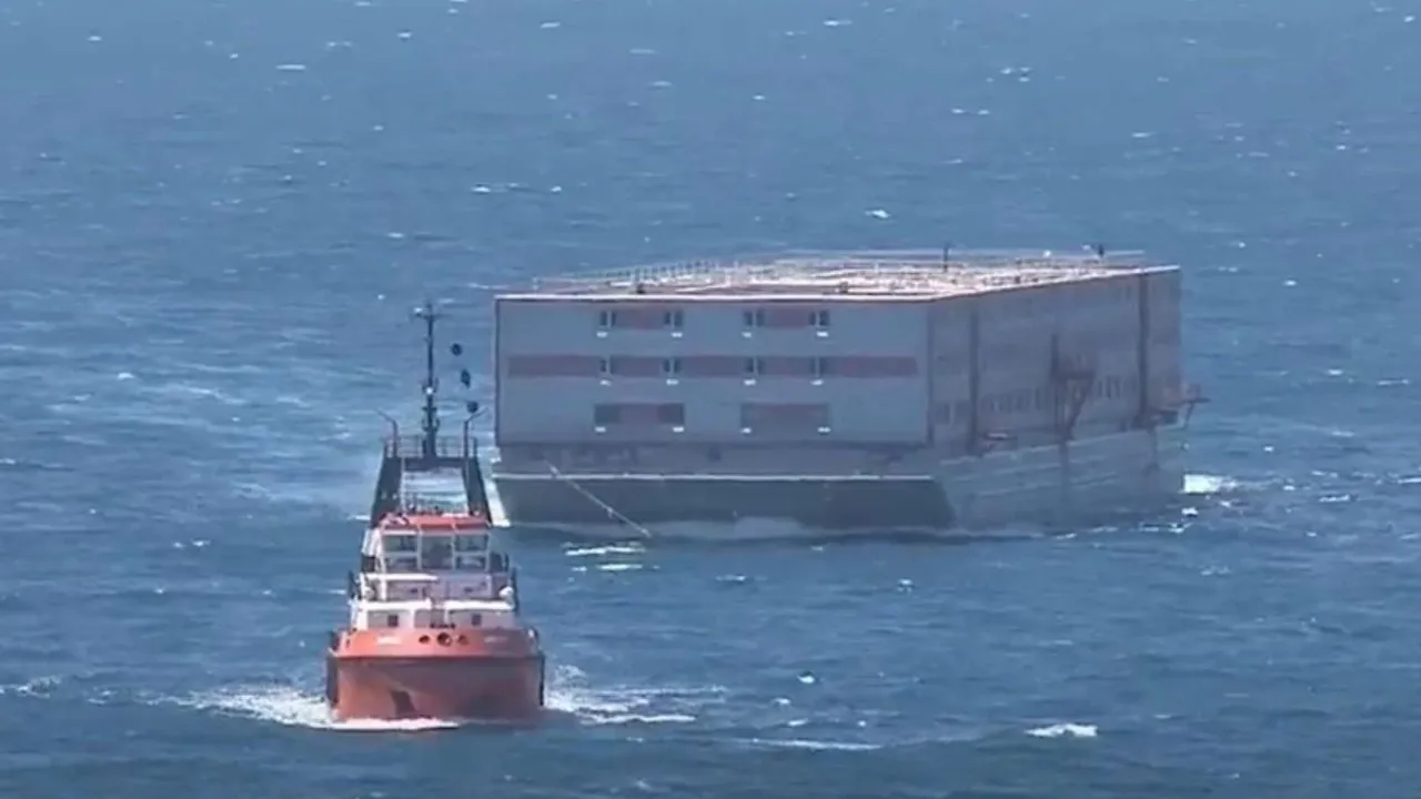 İngiltere'de Sığınmacılar İçin Yüzen Hapishane!