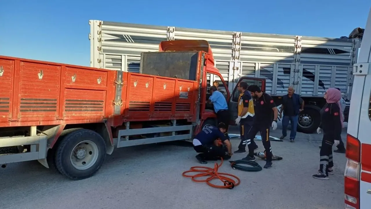 Kamyona Sıkışan Sürücü Kurtarıldı
