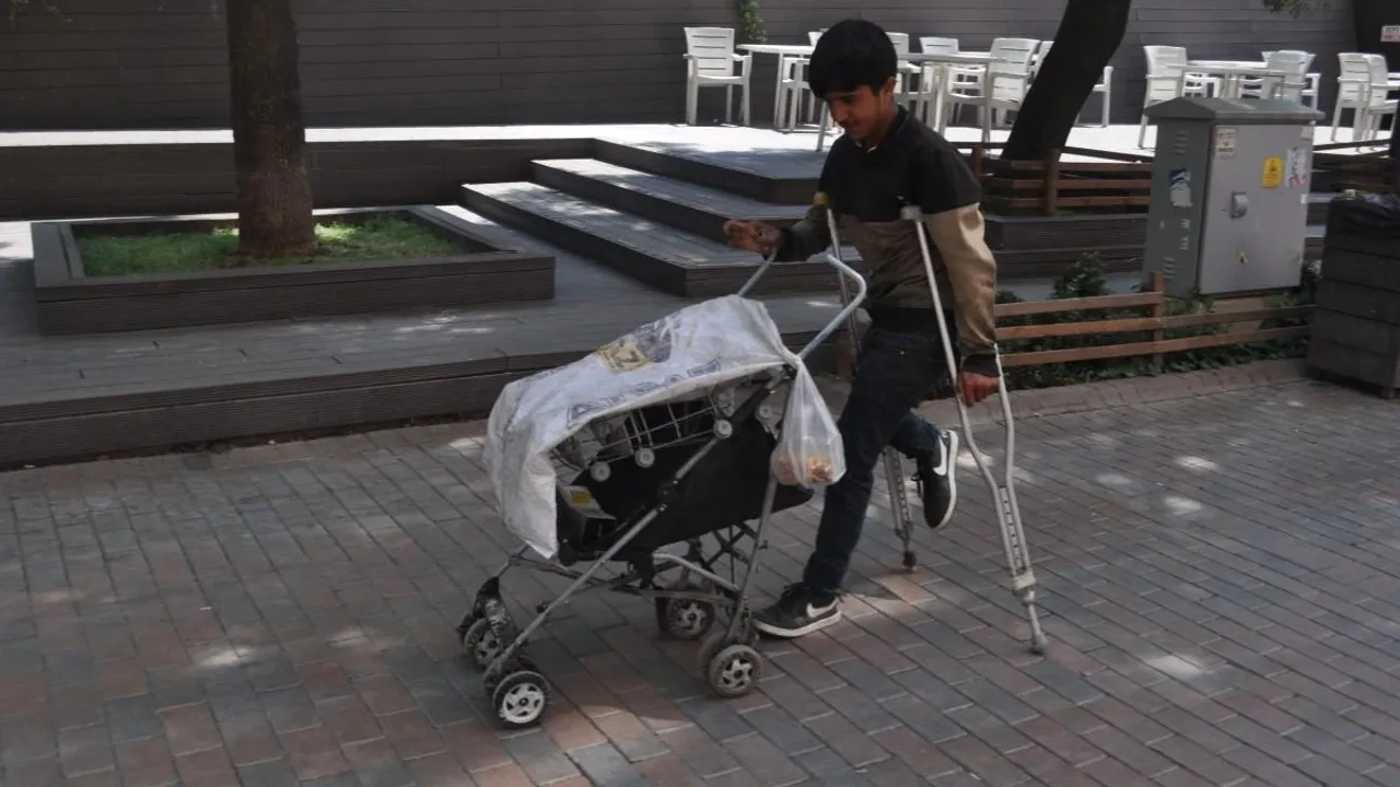 Eskişehir'de Ekmek Parası Peşinde Koşan Engelli Vatandaş!