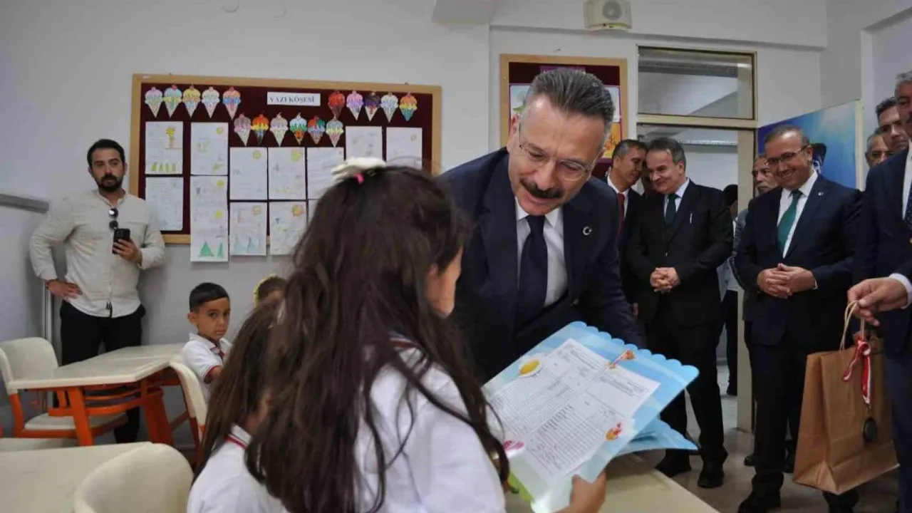 İlkokulu öğrencileri karnelerini Vali Aksoy’un elinden aldı