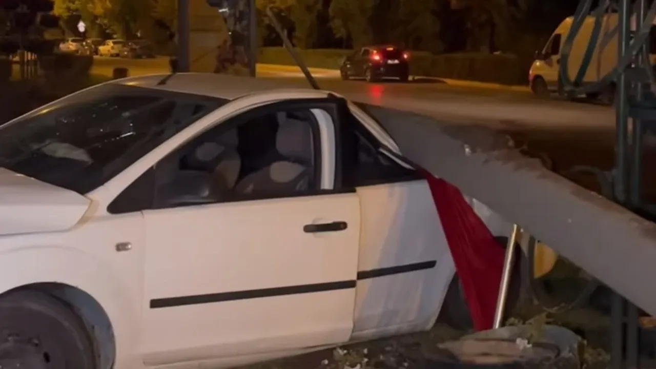 Atatürk Bulvarında Yol sulamasından dolayı kayan araç: Beton Direk Aracın Üzerine Düştü