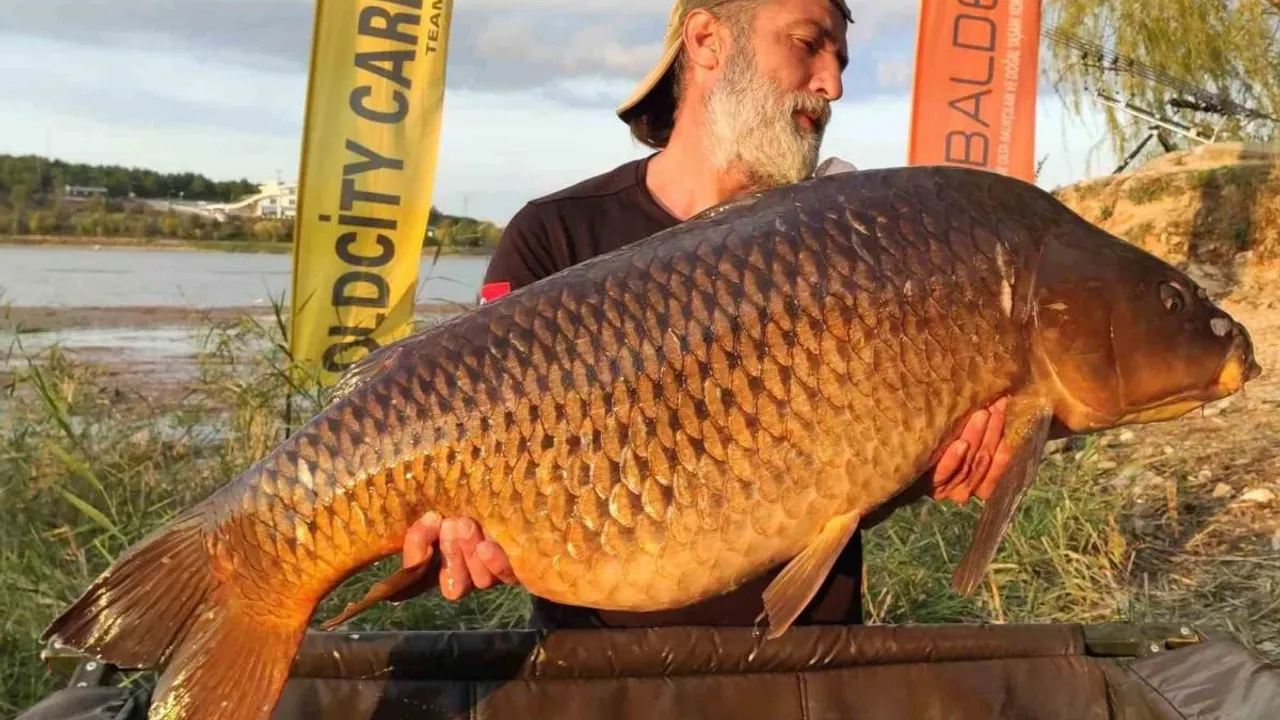 30 Yaşında, 27 Kiloluk Balık, Eskişehirli Balıkçıların Oltasına Takıldı