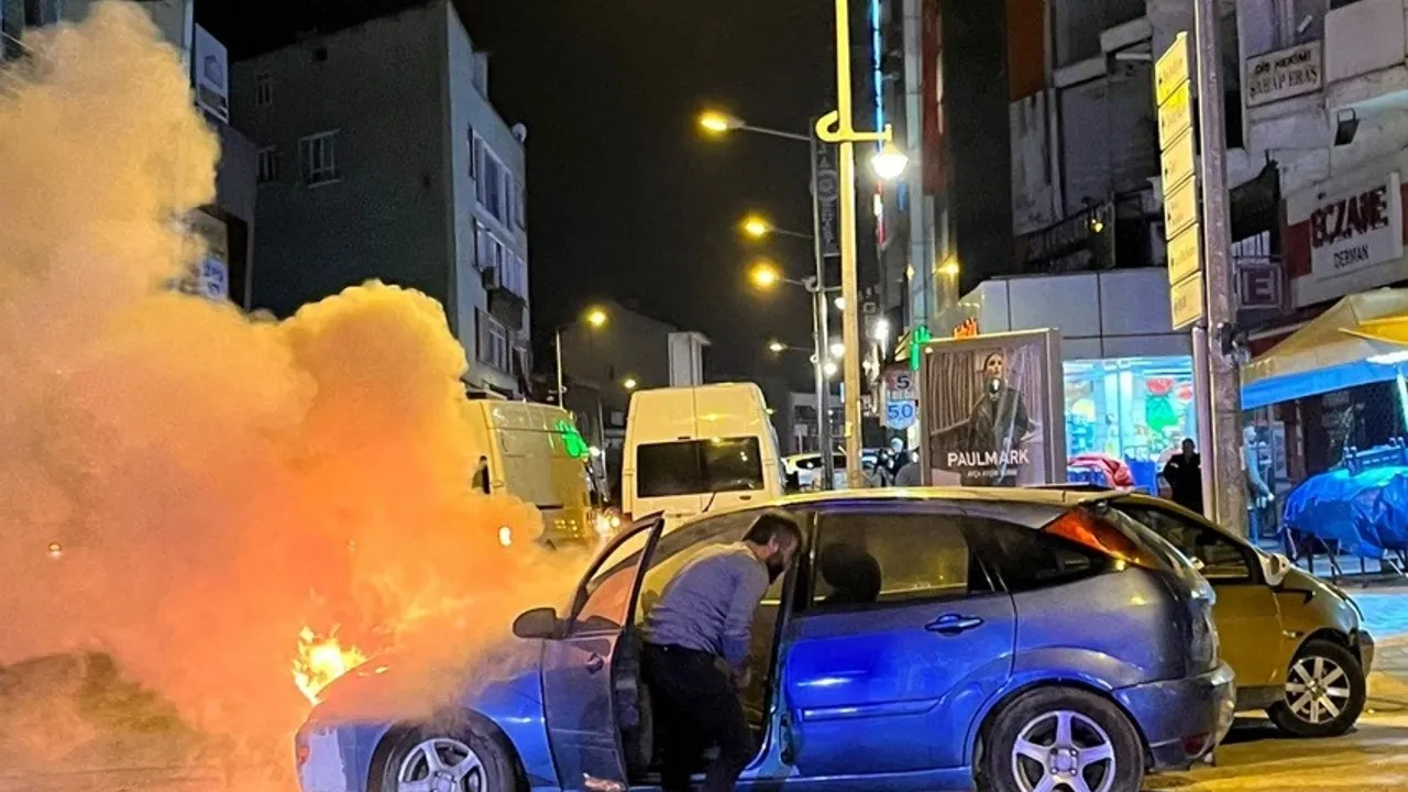 Alevler İçindeki Araçtan Telefonunu Kurtardı