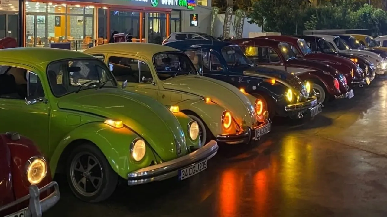 Eskişehir'de Klasik Araç Sevdalıları Cumhuriyet Bayramı Kutlamalarını Renklendirdi