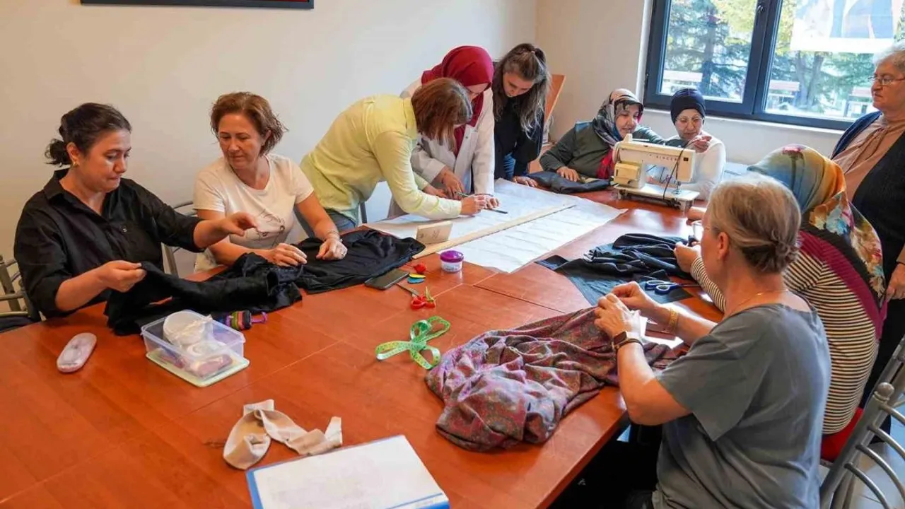 Eskişehirli Kadınlar Kendi Kıyafetlerini Üretiyorlar