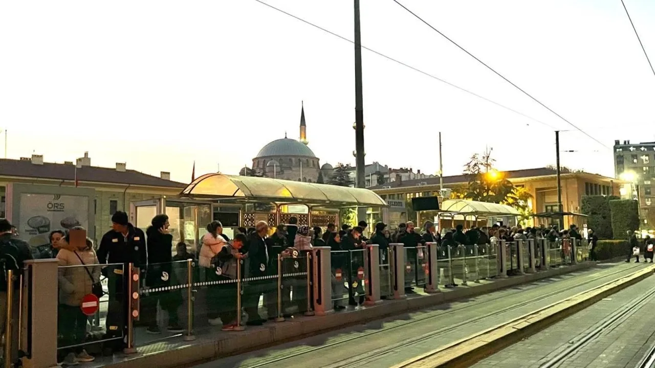 Tramvay Kalabalığı Vatandaşı Çileden Çıkardı