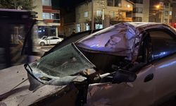 Eskişehir'de trafik kazası: Otomobil sürücüsü tırın altında kalmaktan son anda kurtarıldı