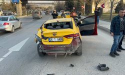 Eskişehir çevreyolunda korkunç çarpışma: Otomobil taksiye arkadan daldı!