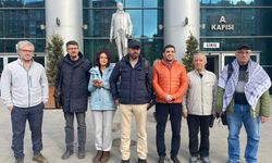 Adliye Önünde Toplandılar: Yargı Sürecine Tepki Gösterdiler