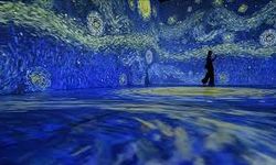 Yıldızlı Gece tablosunda yer alan büyük ağacın ismi nedir?
