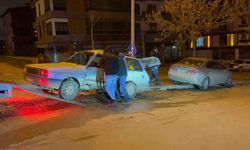 Emek Mahallesi’nde Kaza: Otomobil Yan Yattı