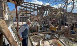 Eskişehir'de Kepçe Duvarı Yıktı, Ev Sular Altında Kaldı