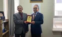 Emekli Veterinerler İbrahim Arslan'a Plaket Takdim Etti