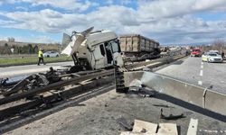 Yönlendirme Tabelasına Çarpan Tırın Ön Kabini Koptu