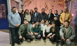 "Orada tek bir gariban var mı?" sorusuna gençlerden tokat gibi cevap: "O bizim vekilimiz değil, ablamız!"