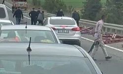 Eskişehir'de faciadan dönüldü: Tırın dorsesinden kopan demirler yolu savaş alanına çevirdi!