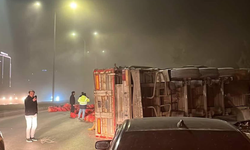 Çevre Yolunda Soğan Yüklü Tır Devrildi: Ürünler Yola Saçıldı