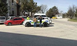 Eskişehir'de Kontrolden Çıkan Araç Marketin Camından Girdi