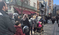 Eskişehir'deki Metrelerce Kuyruk Görenleri Şaşırttı