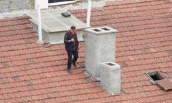 Gökmeydan’da nefes kesen görüntü: Çatıda dolaşan kişi endişe yarattı