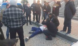 Kendisine istismarda bulunduğunu iddia ettiği şahsı duruşma sonrası bıçakladı