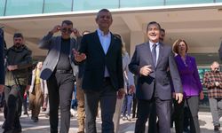 Chp Lideri Kadın Fotoğraf Sergisini Gezdi, Şarkı Söyledi