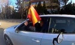 Trafikte Türk ve İspanya Bayraklı İlginç An