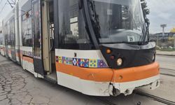 Eskişehir’de Tramvay ile Otomobil Çarpıştı 2 Yaralı